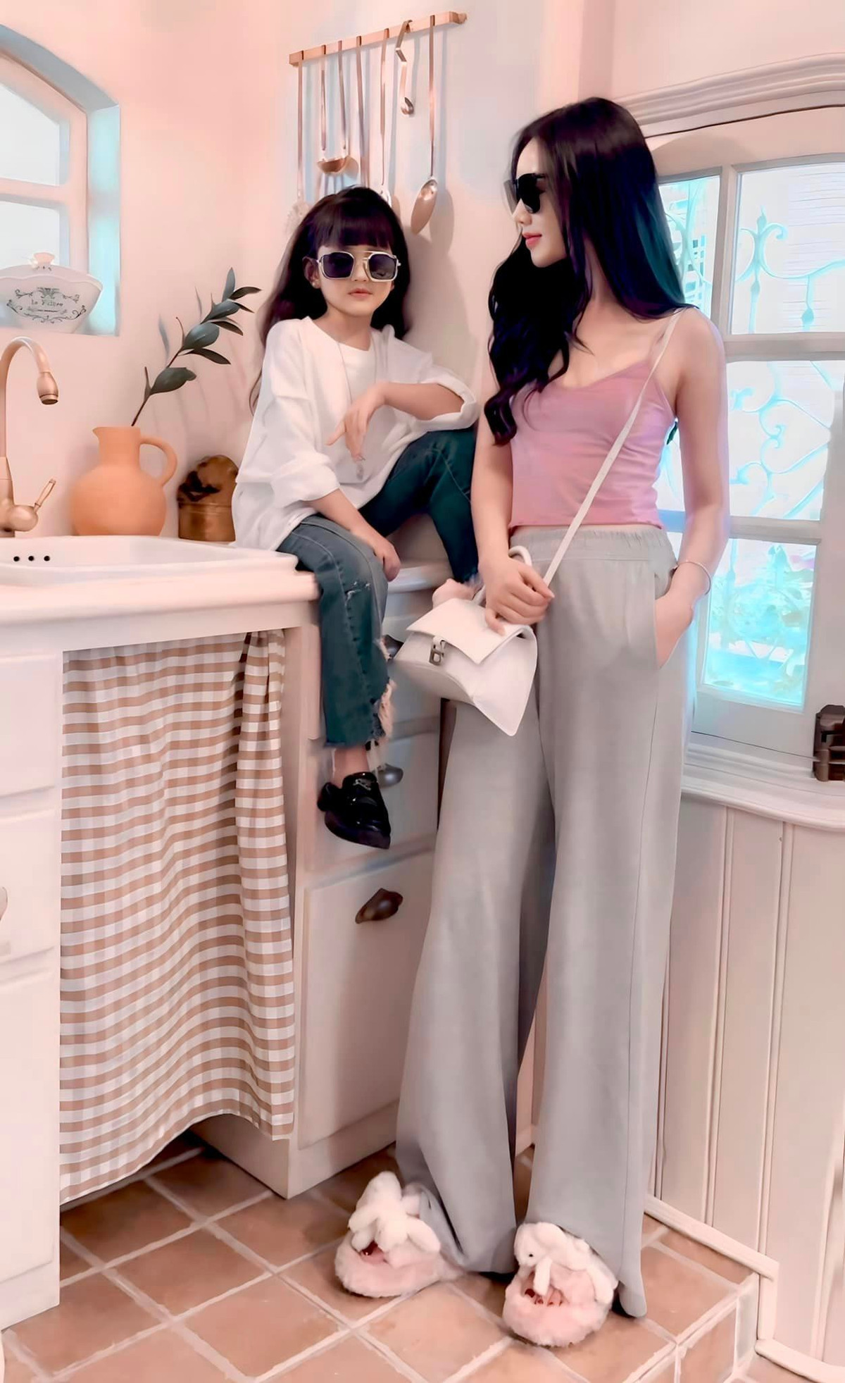 Quỳnh Kool tiếp tục vào vai mẹ của cô bé An Nhiên trong phim mới. Bộ ảnh của hai "mẹ con" gây sốt với vẻ ngoài đáng yêu.