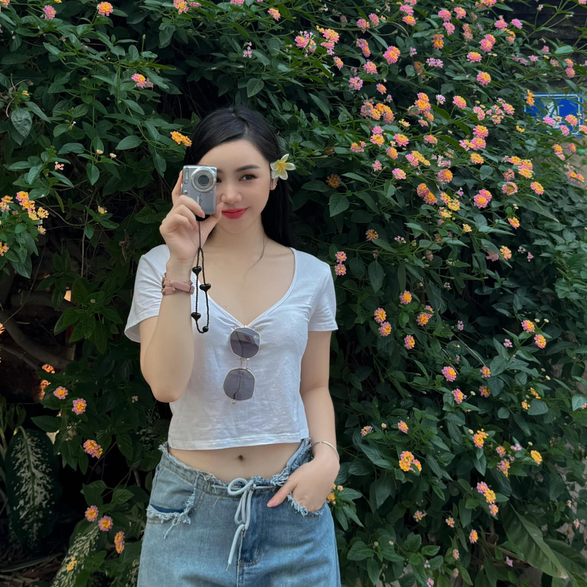 Gương mặt của "cô giáo Nguyệt" trong "Chúng ta của 8 năm sau" cũng thon gọn hơn so với vẻ mũm mĩm trước kia.