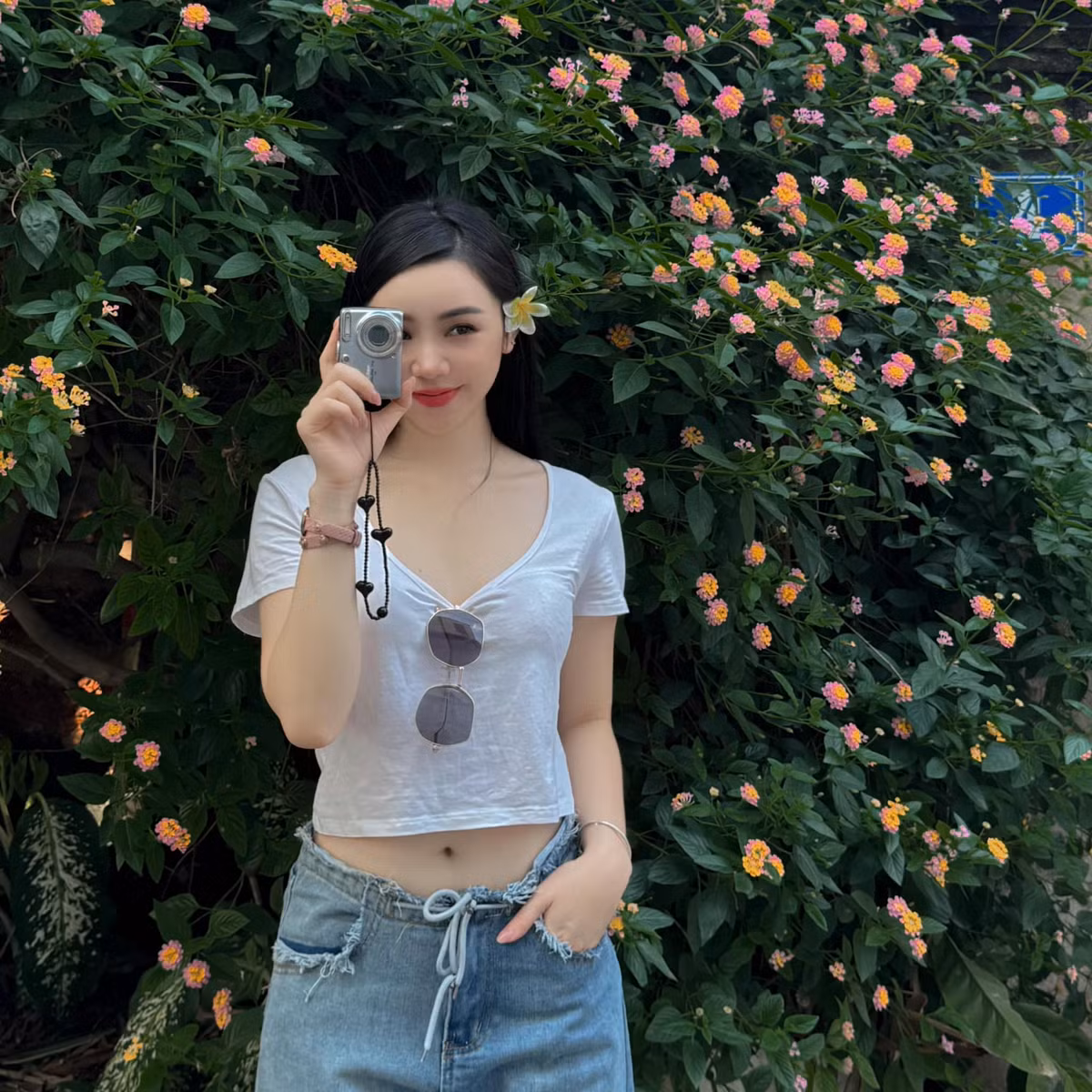 Gương mặt của "cô giáo Nguyệt" trong "Chúng ta của 8 năm sau" cũng thon gọn hơn so với vẻ mũm mĩm trước kia.