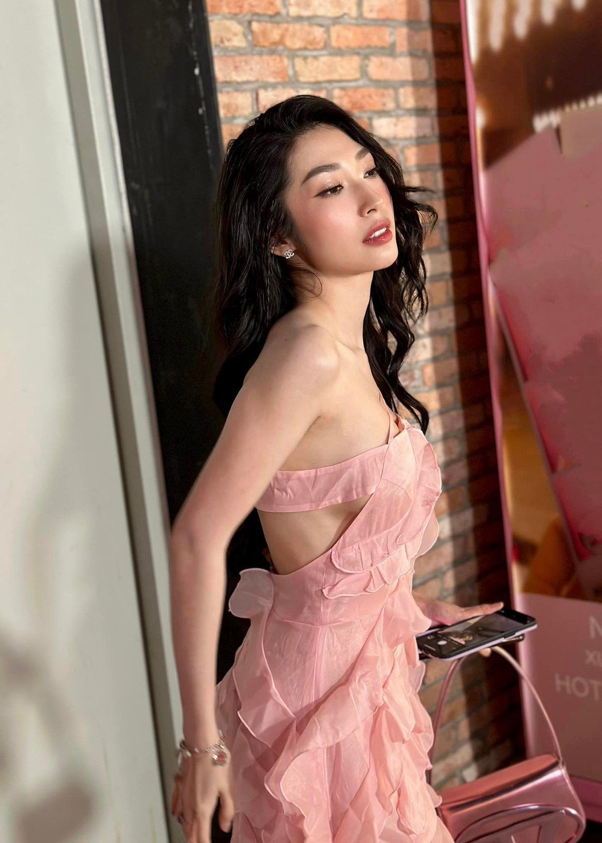 Khi tham gia sự kiện, nữ ca sĩ chiếm spotlight với những bộ cánh ôm sát gợi cảm, cut-out táo bạo.