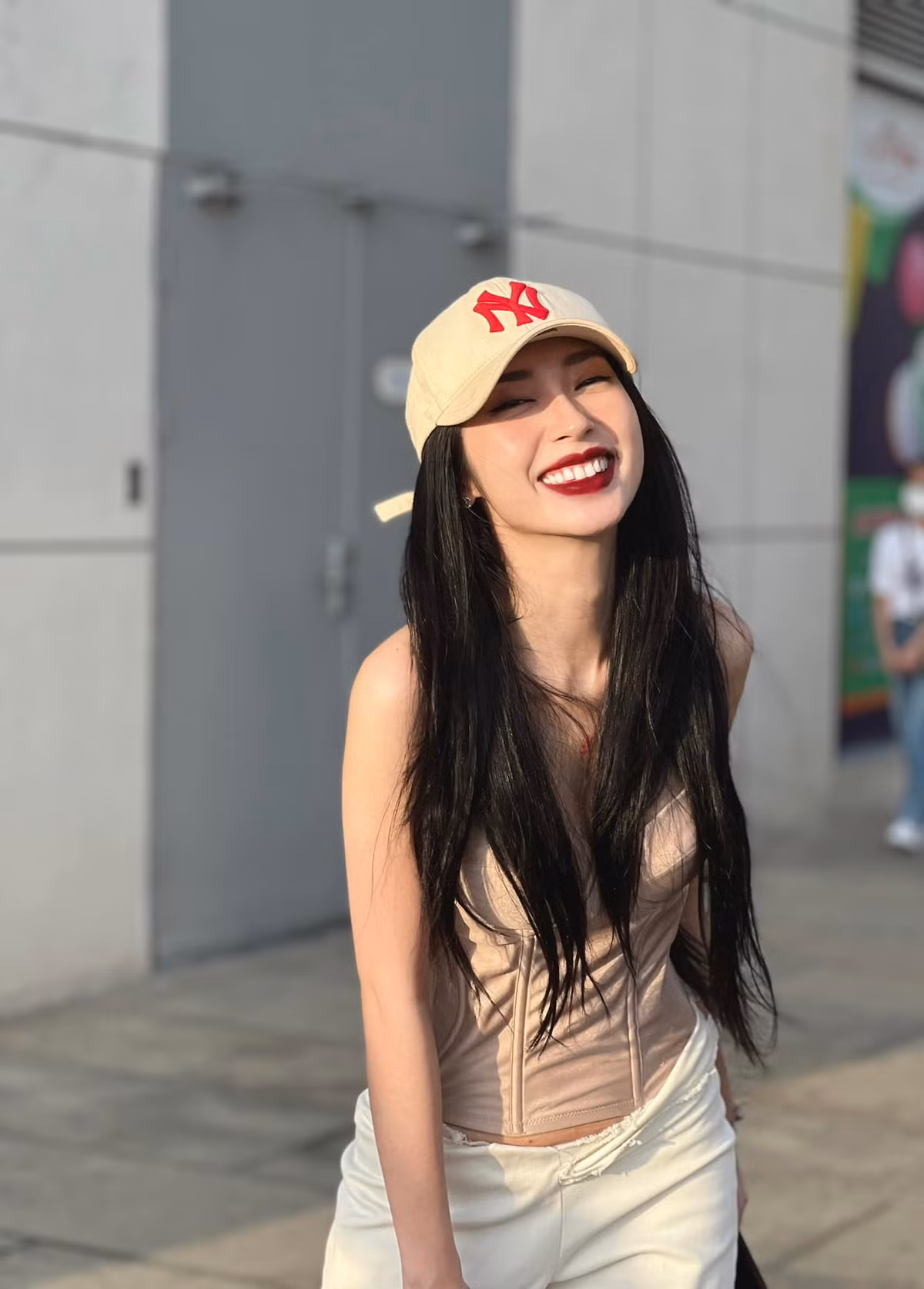 Ngoài ca hát, nữ ca sĩ còn lấn sân sang làm MC, diễn xuất.