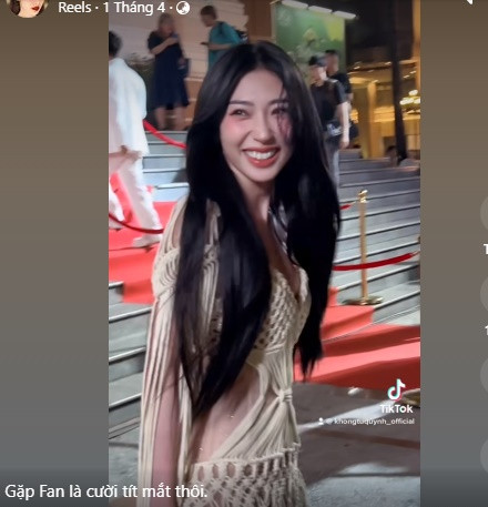 Xuất hiện trong một sự kiện gần đây, giọng ca 9X gây thương nhớ với nụ cười rạng rỡ cùng nhan sắc xinh đẹp bất chấp camera thường.