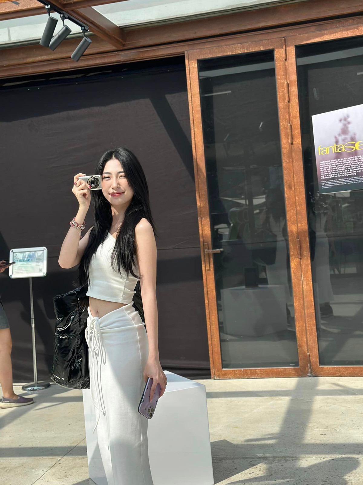 Mỹ nhân họ Khổng chăm diện áo crop-top khoe eo thon.