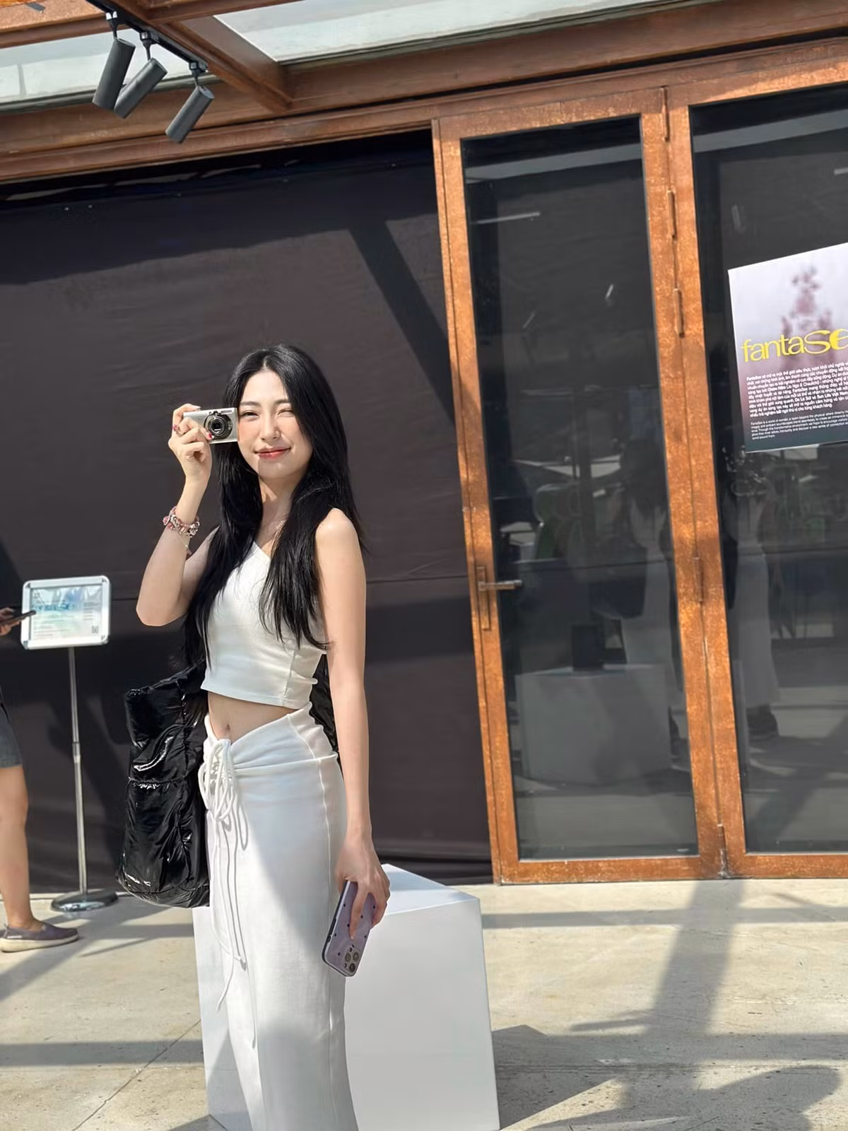 Mỹ nhân họ Khổng chăm diện áo crop-top khoe eo thon.