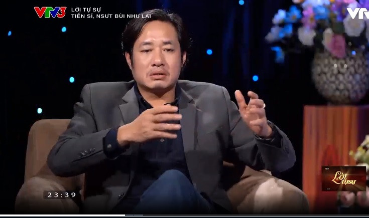 Về lý do trở lại với vai trò là diễn viên truyền hình, nam nghệ sĩ cho biết trong chương trình "Lời tự sự" rằng hiện với cương vị giảng viên của trường Sân khấu và Điện ảnh Hà Nội, anh muốn dùng những kinh nghiệm thực tế để truyền đạt lại cho các bạn sinh viên. Ảnh: Cắt clip VTV.
