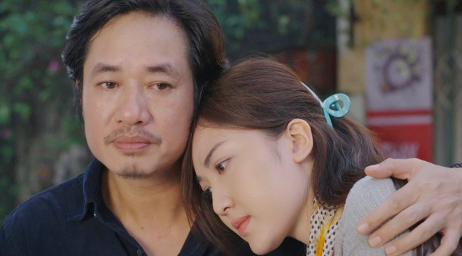 Trong phim, Tố là người có vẻ ngoài "xù xì", nóng tính và ít nói. Anh từng trải qua biến cố bị vợ cũ chê vô dụng rồi phản bội, nên đem lòng hận đàn bà. Đến lúc tìm lại được tình yêu với Tơ (Lương Thanh) chưa được bao lâu thì Tố đã nhanh chóng bị rơi vào bẫy tình tiền.