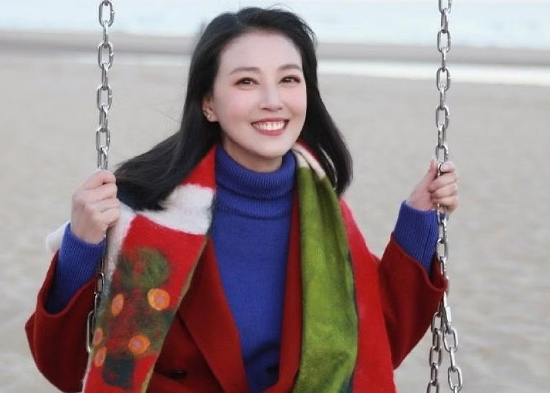 Châu Hải My không chỉ đóng nhiều phim mà còn nhận được nhiều lời mời làm gương mặt trang bìa tạp chí, người mẫu quảng cáo các sản phẩm tiêu dùng. Chính vì thế nữ diễn viên sinh năm 1966 rất giàu có. Cô sở hữu khối tài sản gần 70 triệu USD (khoảng hơn 1600 tỷ đồng), bao gồm bất động sản, cổ phiếu và tiền mặt tại ngân hàng. (Ảnh: Weibo)