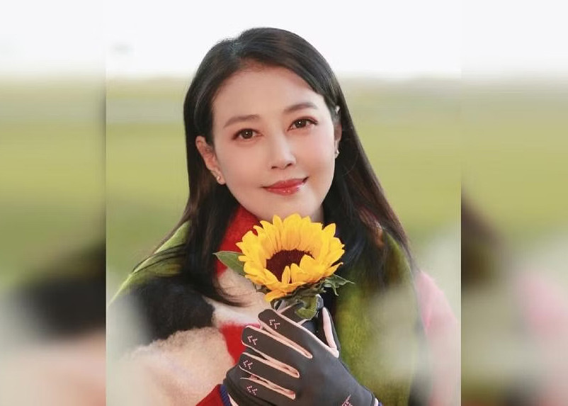 Trước đó, ngày 5/12, Châu Hải My đón sinh nhật tròn 57 tuổi. Ngày 8/12 là ngày cuối cùng cô đăng bài trên mạng xã hội với loạt ảnh hậu trường phim Ỷ Thiên Đồ Long Ký 1994 (vai Chu Chỉ Nhược) và Ỷ Thiên Đồ Long Ký 2019 (vai Diệt Tuyệt Sư Thái). (Ảnh: Weibo)