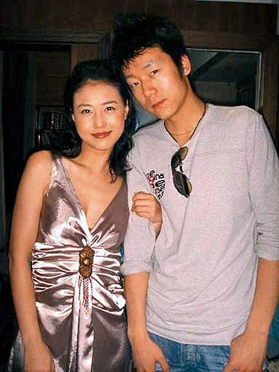 Sau đó Châu Hải My có cuộc tình kéo dài 10 năm với bạn trai kiến trúc sư kém mình 7 tuổi nhưng chuyện tình cảm của cặp đôi cũng kết thúc vào năm 2015. Nữ diễn viên "Ỷ Thiên Đồ Long Ký" đã thề không lấy chồng và nguyện sống độc thân tới cuối đời. "Mỗi một lựa chọn đều không có đúng sai, có tốt hay xấu mà chỉ là bạn có cảm thấy vui vẻ hay không", Châu Hải My chia sẻ. (Ảnh: Asia)