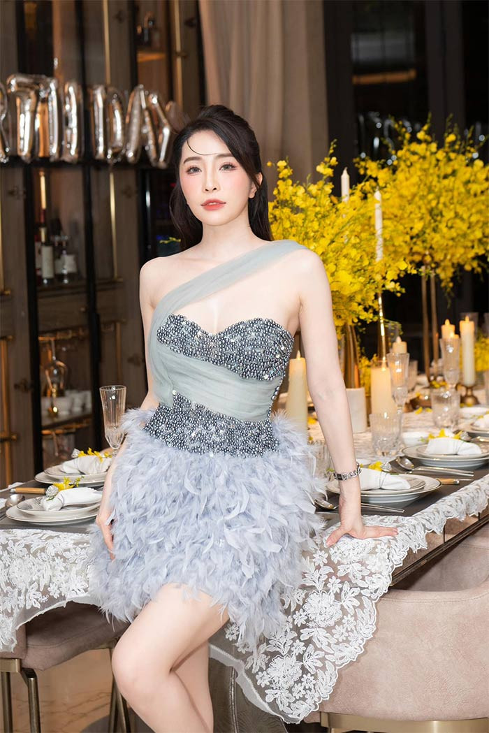 Trong tiệc sinh nhật lần thứ 35 tổ chức cùng các bạn bè thân thiết, diễn viên Quỳnh Nga khoe nhan sắc xinh như công chúa.