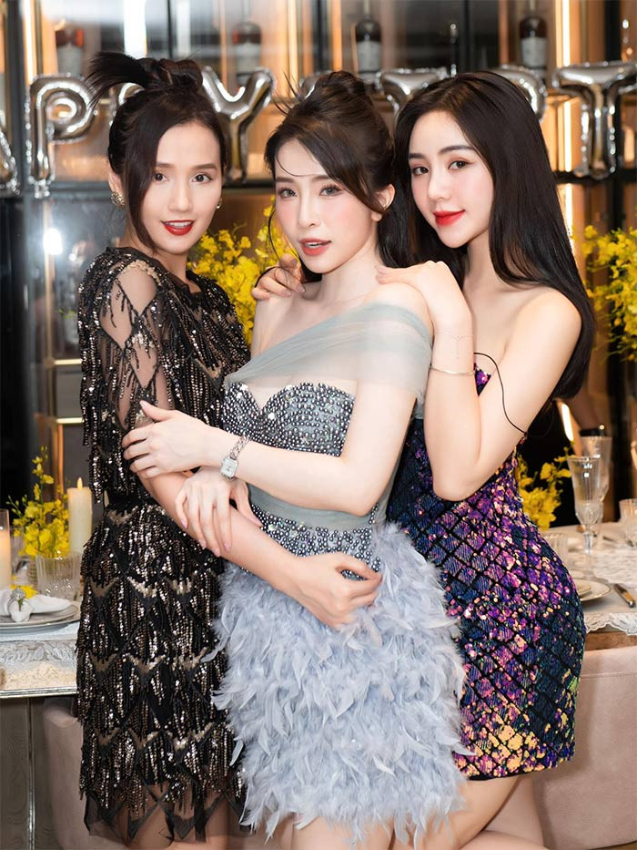 Quỳnh Nga tự tin đọ sắc với Lã Thanh Huyền và Quỳnh Kool.