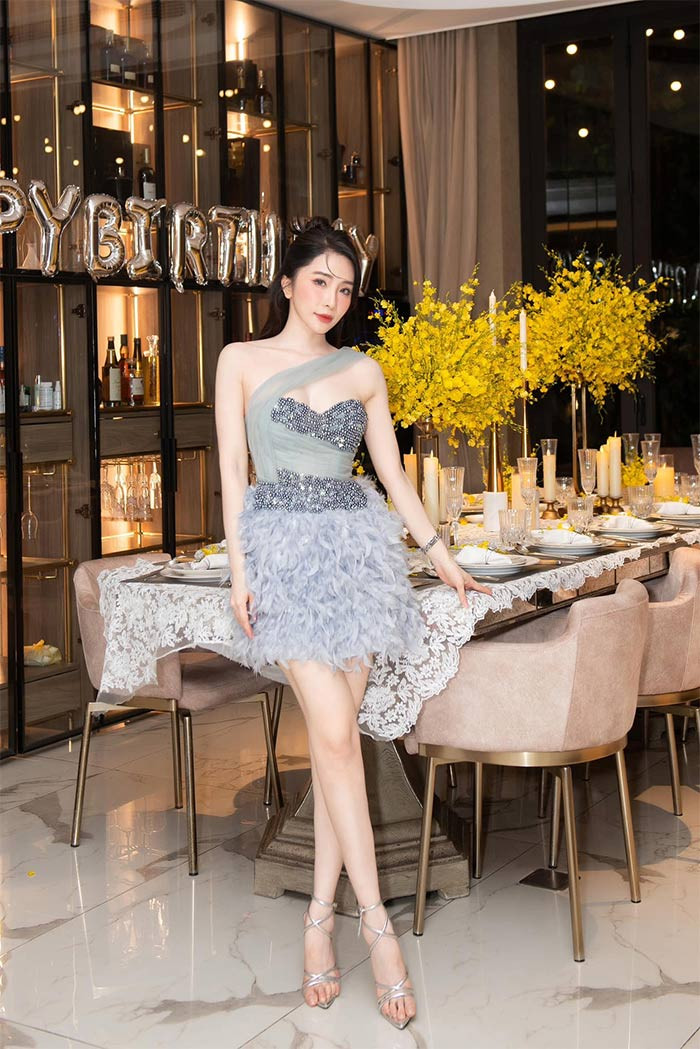 35 tuổi nhưng nhìn Quỳnh Nga lúc nào cũng trẻ trung như mới đôi mươi.