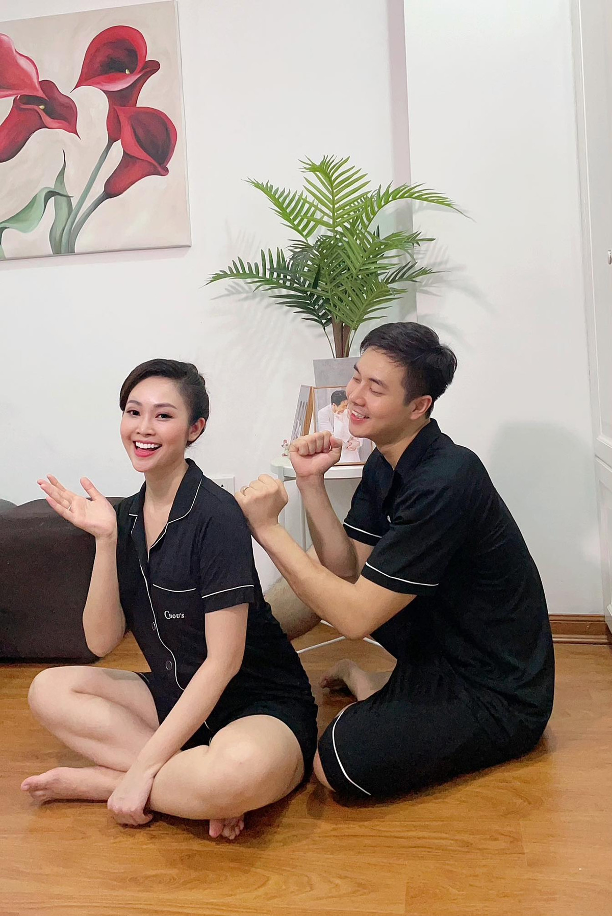 Ngoài đời, bác sĩ Tuấn "Chúng ta của 8 năm sau" được biết đến là ông xã của "nữ MC có nụ cười đẹp nhất VTV" - Thùy Linh.