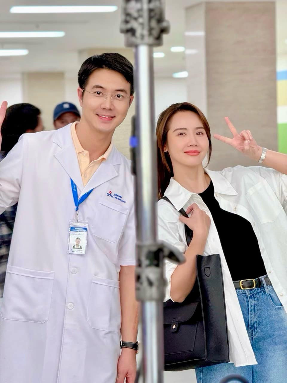 Đảm nhận vai mới trong phim, Đức Hiếu được khen sở hữu vẻ ngoài "soái ca" không thua kém "đàn anh" Mạnh Trường.