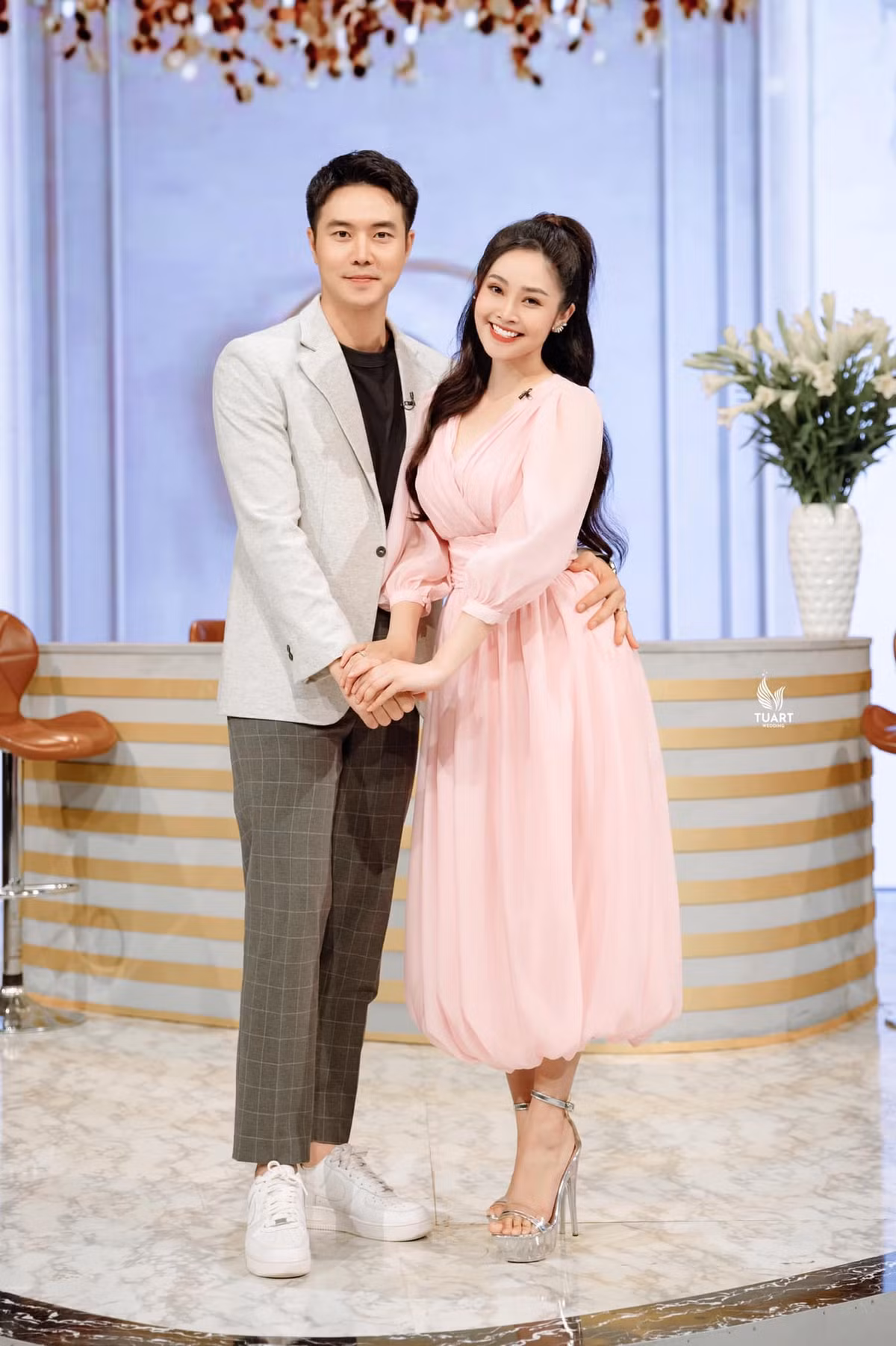 Trong mắt MC Thùy Linh, Đức Hiếu là người chồng chững chạc, chín chắn và rất yêu chiều vợ. Nam diễn viên cũng tự hào khi có vợ vừa xinh đẹp lại tài giỏi.