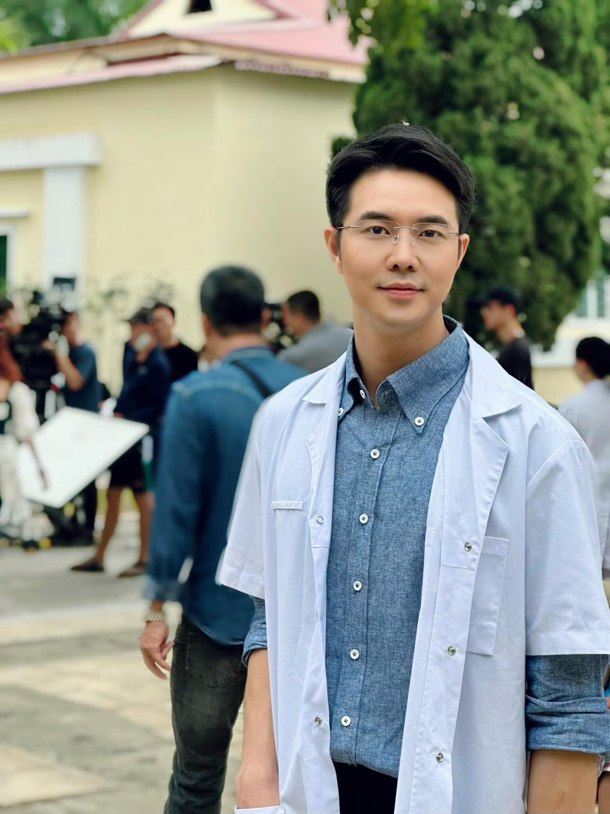 Trên trang cá nhân của mình, tình địch của Mạnh Trường trên phim còn "đăng đàn dằn mặt" đàn anh: "Đang cưa cây sắp xong rồi mà lại gặp “Lâm tặc”. Chuẩn bị lưỡi cưa mới sắc bén hơn vậy".