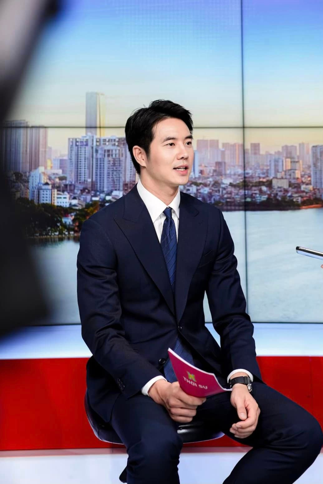 Ngoài diễn xuất, mỹ nam sinh năm 1992 còn đảm nhận vai trò là một người dẫn chương trình.