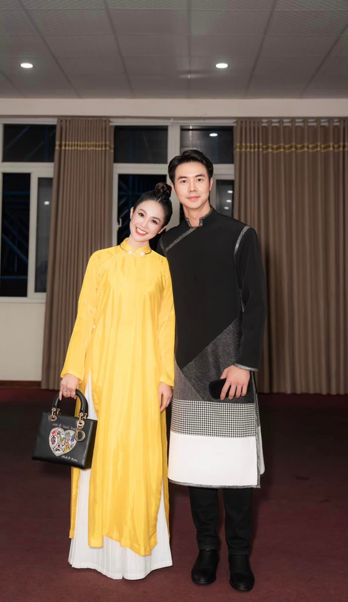 Dù kém vợ 5 tuổi nhưng cả hai không có sự chênh lệch về ngoại hình và phong cách, vô cùng xứng đôi.