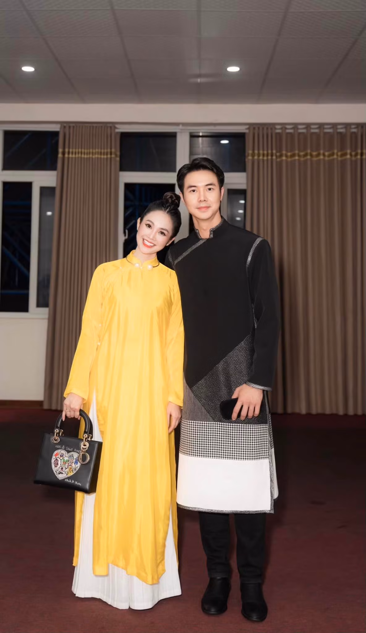 Dù kém vợ 5 tuổi nhưng cả hai không có sự chênh lệch về ngoại hình và phong cách, vô cùng xứng đôi.