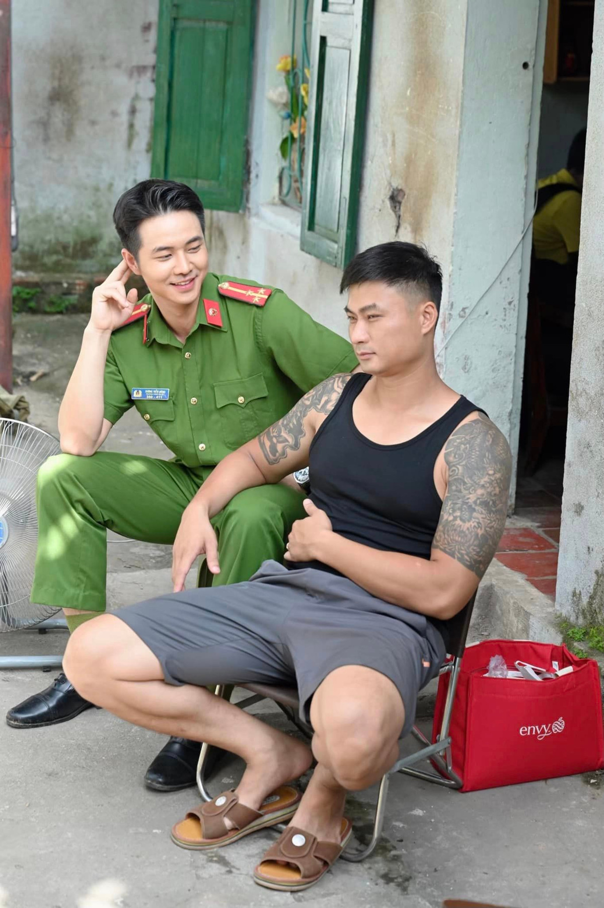 Trước vai bác sĩ "soái ca", diễn viên Phùng Đức Hiếu nhận được sự quan tâm của người xem với vai công an Đông ở "Phố trong làng" và "Làng trong phố".