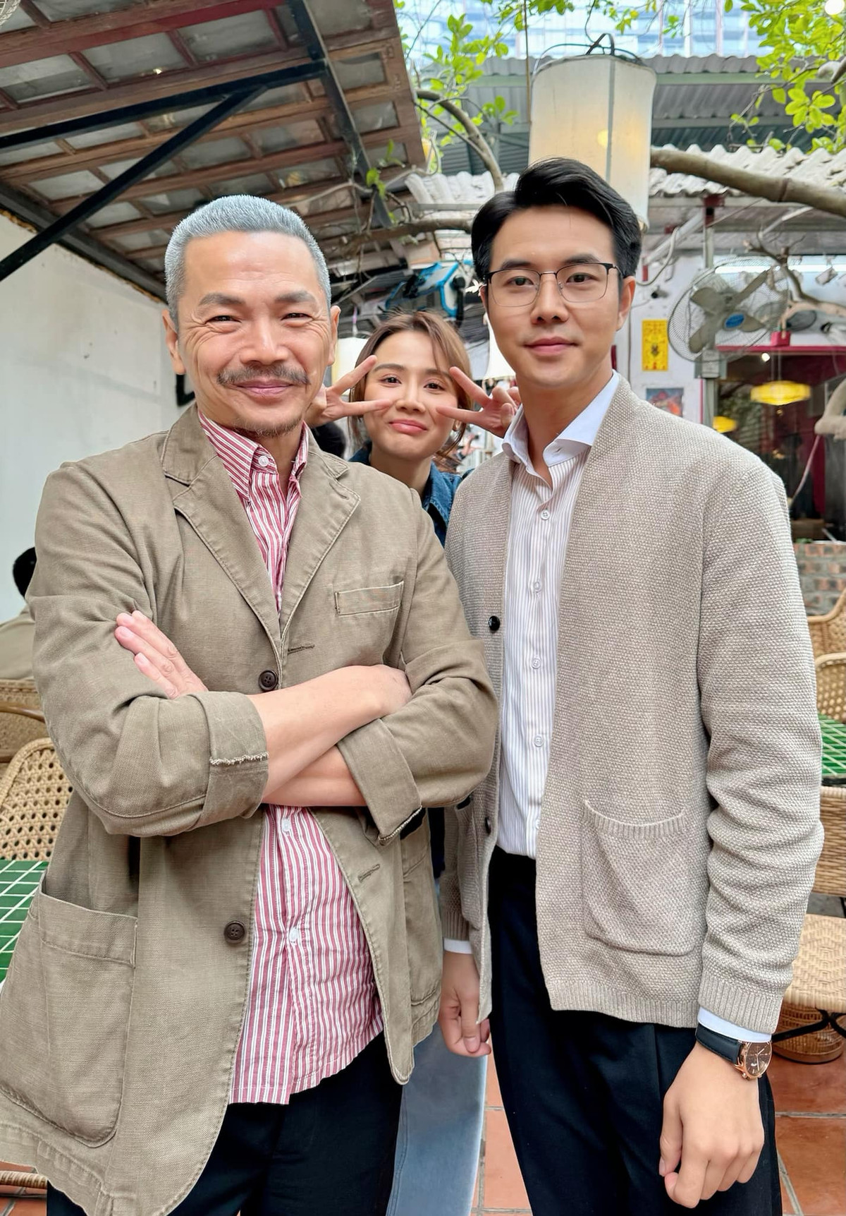 Nhân vật của Phùng Đức Hiếu được người xem phỏng đoán hứa hẹn nhiều cảnh "cưa cẩm" nữ chính đậm chất "ngôn tình". Nam diễn viên chia sẻ hình ảnh hậu trường bên NSND Trung Anh và Huyền Lizzie.