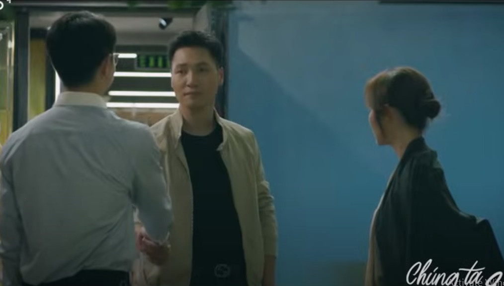 Bộ phim "Chúng ta của 8 năm sau" gây chú ý khi thay thế dàn diễn viên trẻ sau 8 năm. Bên cạnh Mạnh Trường (vai Lâm), Huyền Lizzie (vai Dương), Quỳnh Kool (vai cô giáo Nguyệt), Bê Trần (vai Tùng), còn có sự xuất hiện của Thùy Anh - tình địch của Huyền Lizzie và diễn viên Phùng Đức Hiếu - tình địch của Mạnh Trường. Ảnh cắt clip VTV.