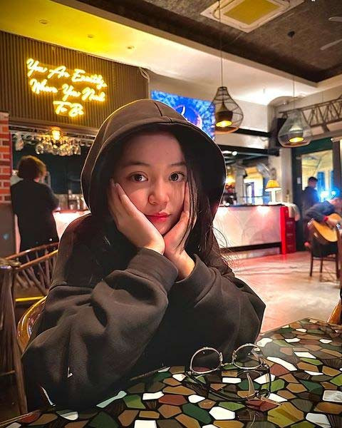 Mặc dù nổi tiếng từ sớm nhưng trong mắt bạn bè, Diệp Anh rất thân thiện và hòa đồng.