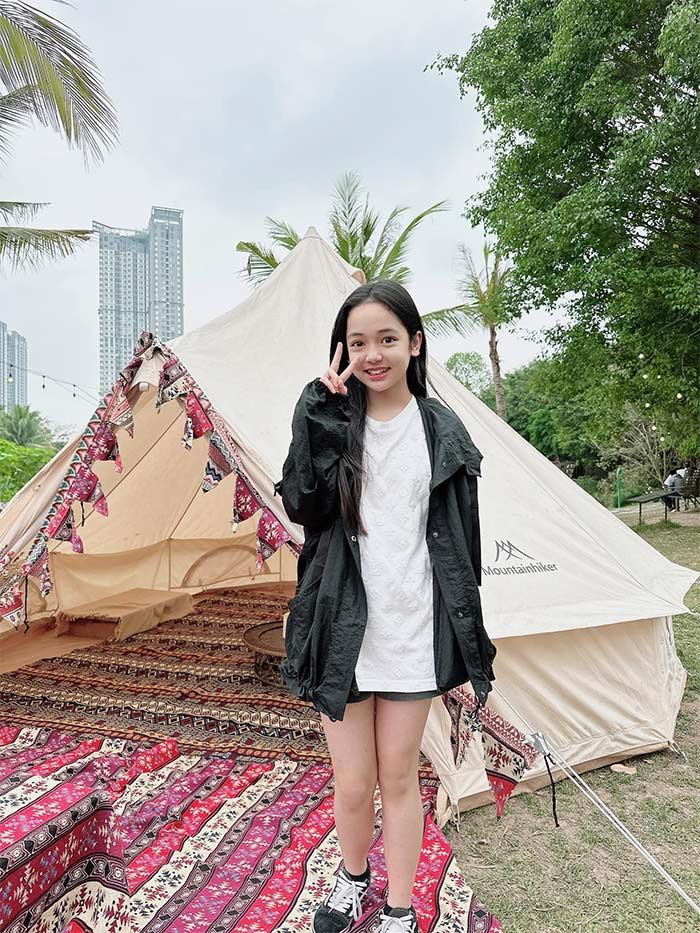 Chu Diệp Anh sở hữu vẻ ngoài xinh xắn đáng yêu và hoạt động nghệ thuật từ nhỏ. Ngoài đóng phim, Diệp Anh còn làm người mẫu nhí.