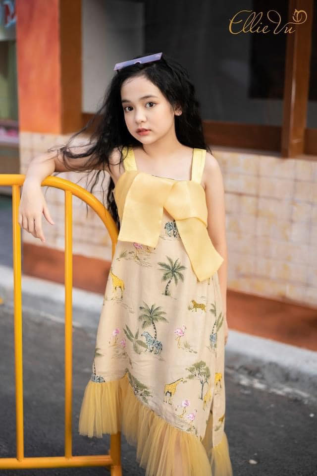 Cô bé sinh năm 2011 còn rất đắt show làm người mẫu nhí, mẫu quảng cáo.