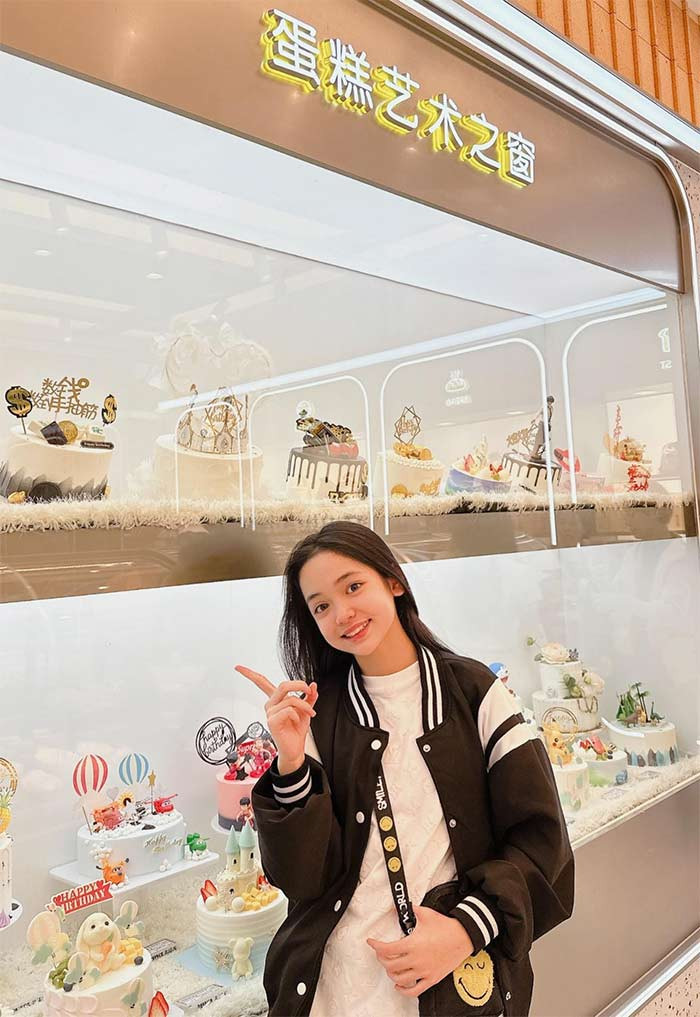 Năm nay Chu Diệp Anh bước vào cấp 2 nên trông cô bé chững chạc, lớn hơn hẳn.