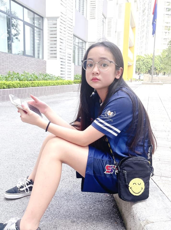 Nhờ ngoại hình xinh xắn và tài diễn xuất, từ năm lên 3 tuổi Chu Diệp Anh đã đóng phim, làm mẫu.