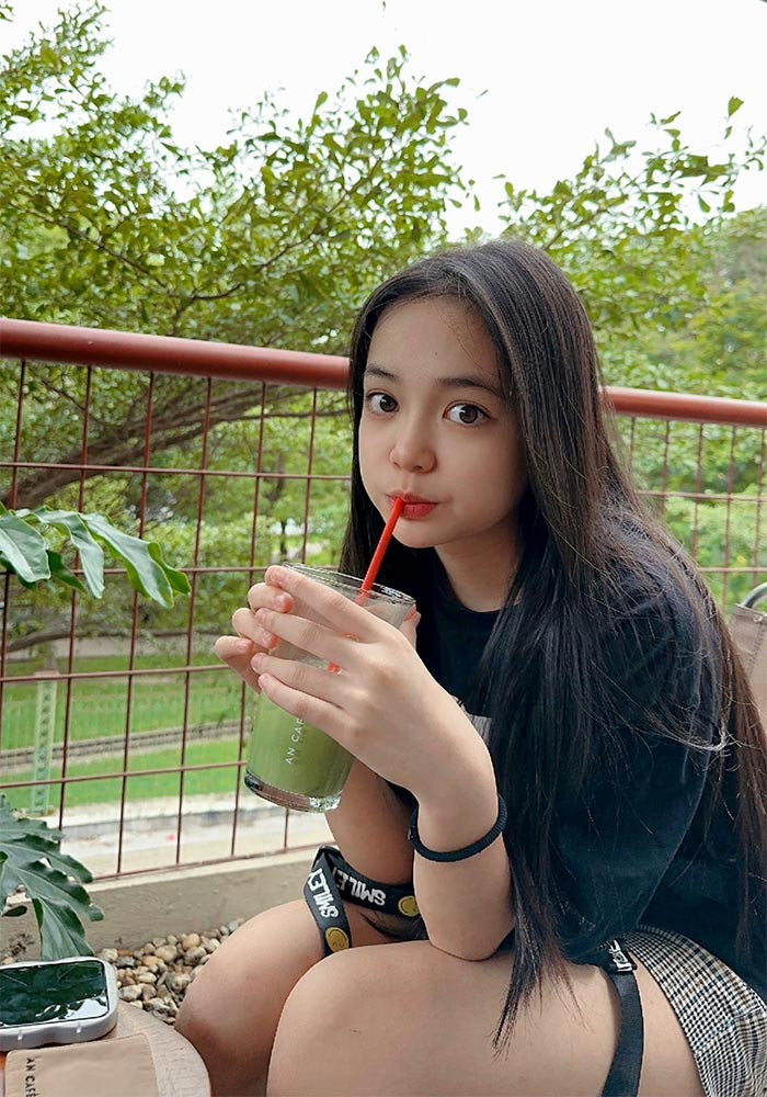 Ở tuổi 12, Diệp Anh lớn bổng lên trông thấy và cách tạo dáng chụp ảnh rất ra dáng thiếu nữ.