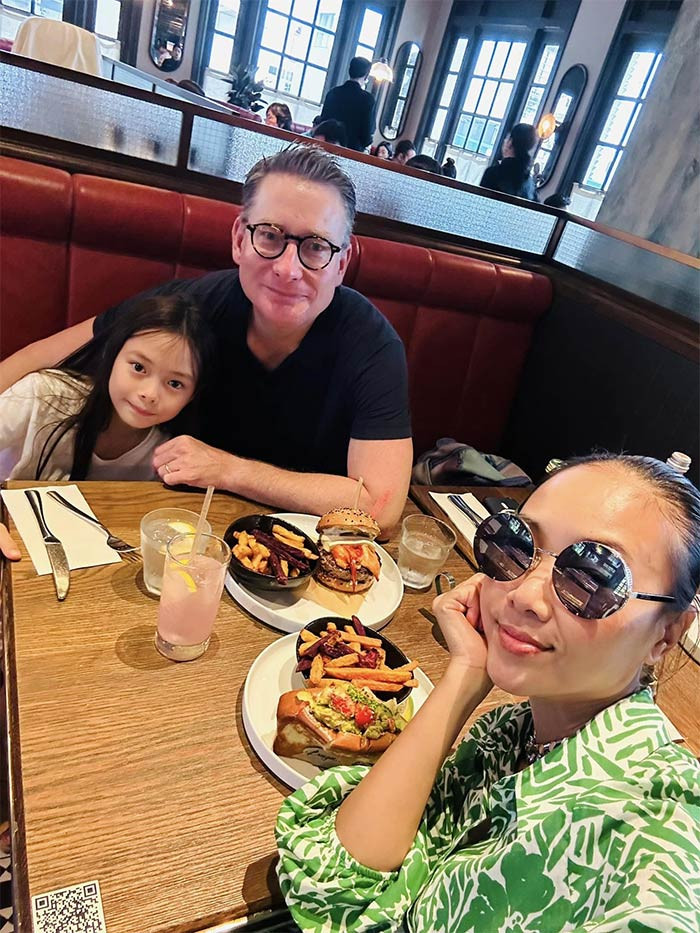 "Sau hai năm rưỡi sống ở Singapore, một cuộc sống khác hoàn toàn ở Việt Nam, tôi cảm thấy thích thú vì cuộc sống mới cho tôi trải nghiệm chưa từng có trước đây. Có những việc tôi chưa bao giờ làm như nội trợ, chăm sóc con cái… Nhưng khi ở nước ngoài, không có người thân hỗ trợ, tôi phải tự mình học làm để chăm sóc tổ ấm. Tôi cảm thấy lựa chọn của bản thân đúng đắn. Tuy nhiên mỗi lần trở về Việt Nam, tôi vẫn giữ trọn lòng nhiệt huyết với nghệ thuật", nữ ca sĩ sinh năm 1978 chia sẻ.