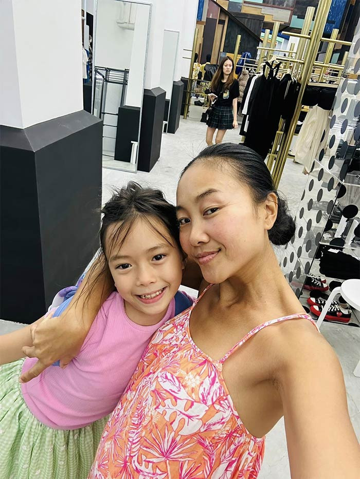 Sinh sống ở đảo quốc sư tử, Đoan Trang ăn mặc giản dị, không trang điểm mỗi khi ra ngoài để đi chợ, mua sắm.