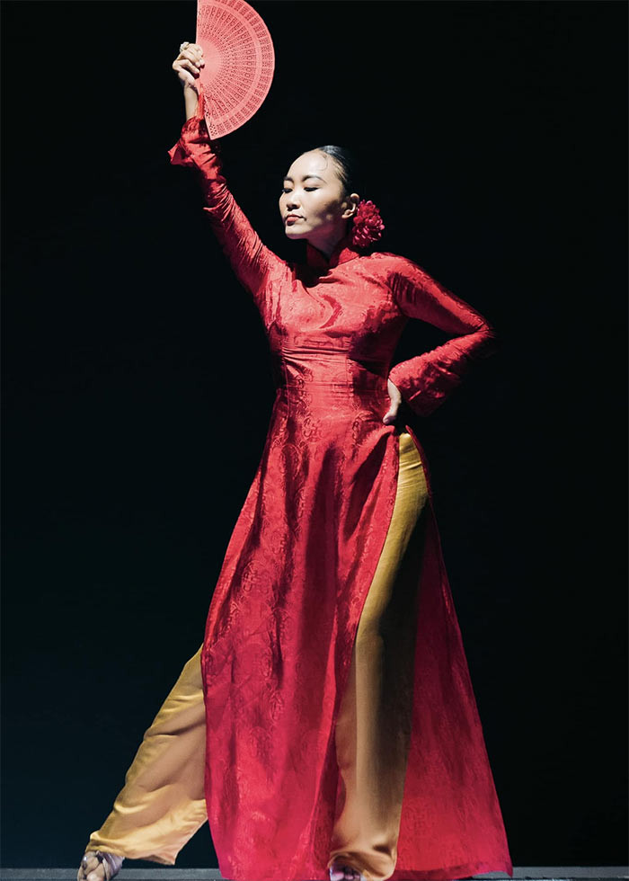 Ca sĩ Đoan Trang từng đoạt giải Nhì cuộc thi Tiếng hát Truyền hình TPHCM vào năm 2001 và bắt đầu ca hát chuyên nghiệp từ đó. Nữ ca sĩ có nhiều bản hit như: "Forget me not", "Bâng khuâng", "Khi tôi 20", "Tóc hát", "Socola"... Đoan Trang từng đoạt giải Á quân "Bước nhảy hoàn vũ 2010", Quán quân "Cặp đôi hoàn hảo 2011".