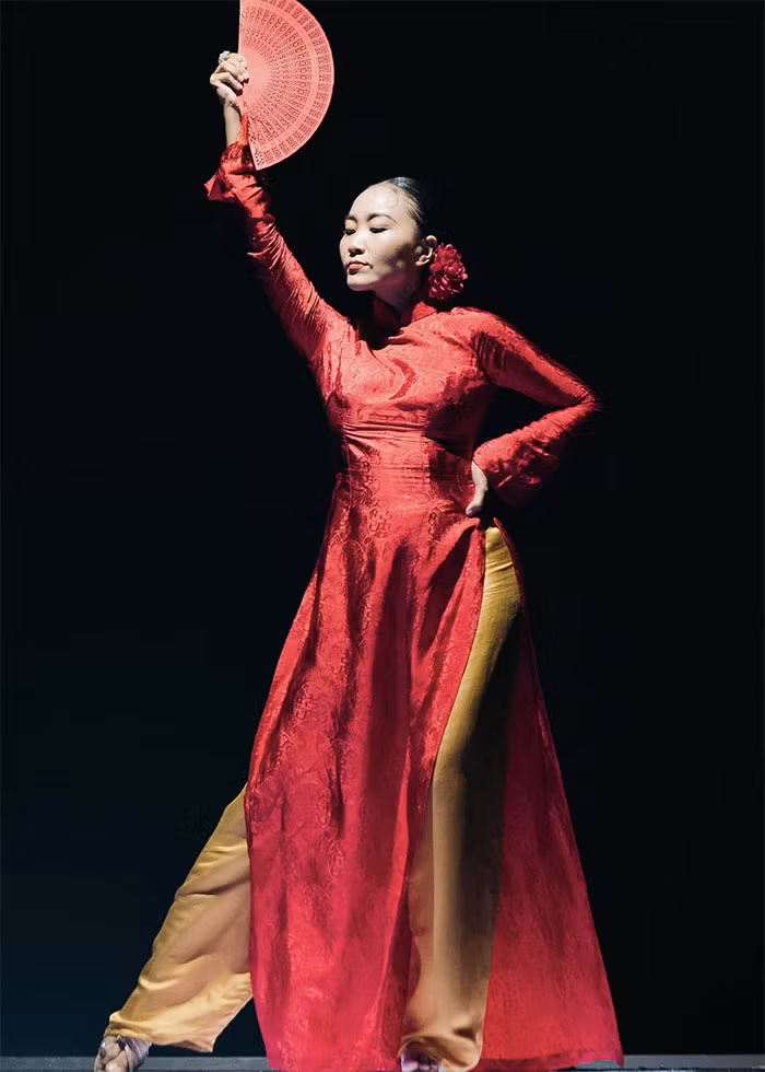 Ca sĩ Đoan Trang từng đoạt giải Nhì cuộc thi Tiếng hát Truyền hình TPHCM vào năm 2001 và bắt đầu ca hát chuyên nghiệp từ đó. Nữ ca sĩ có nhiều bản hit như: "Forget me not", "Bâng khuâng", "Khi tôi 20", "Tóc hát", "Socola"... Đoan Trang từng đoạt giải Á quân "Bước nhảy hoàn vũ 2010", Quán quân "Cặp đôi hoàn hảo 2011".