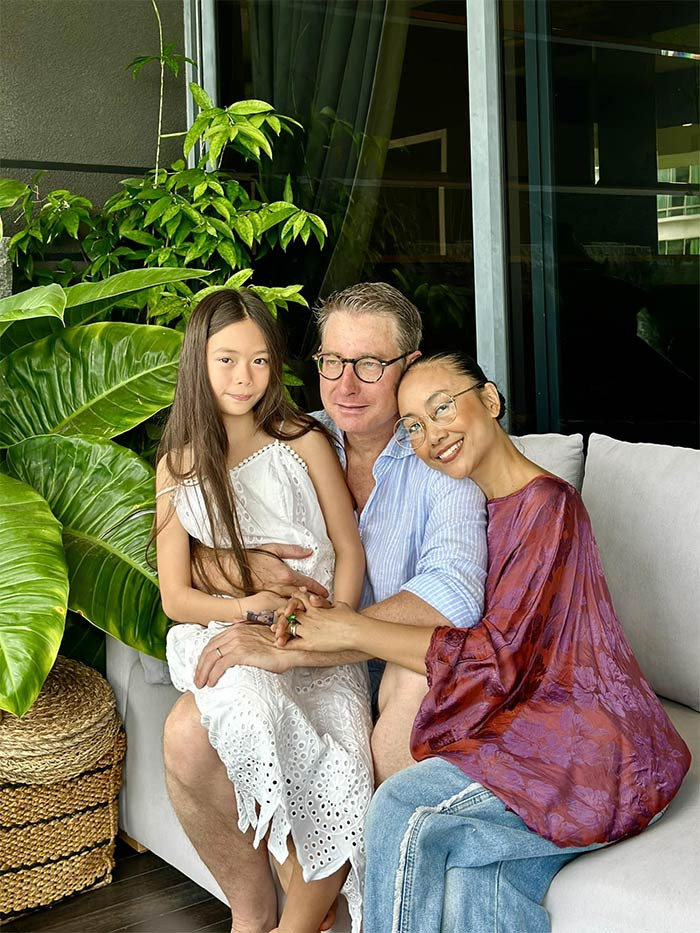 Đoan Trang nói, cô may mắn khi có một gia đình hạnh phúc với người chồng Thụy Điển rất yêu chiều cô cùng con gái ngoan ngoan, xinh đẹp, có năng khiếu nghệ thuật.