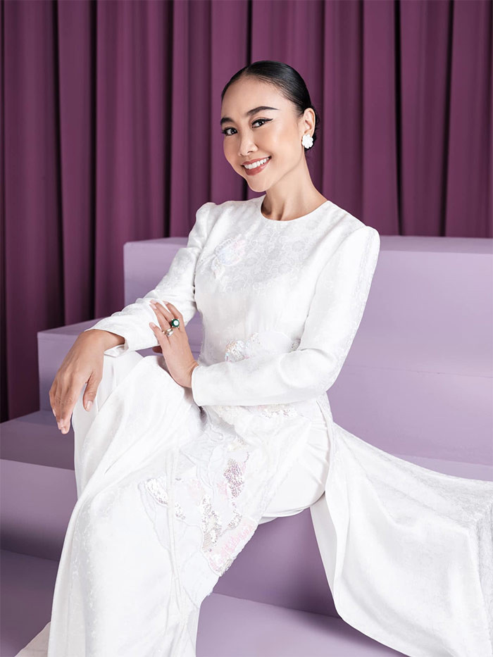 Trước đó ê-kíp tổ chức chương trình "Chị đẹp đạp gió rẽ sóng" đã phải dành ba tháng để thuyết phục Đoan Trang tham gia chương trình vì ban đầu nữ ca sĩ từ chối vì mất cảm xúc với âm nhạc.