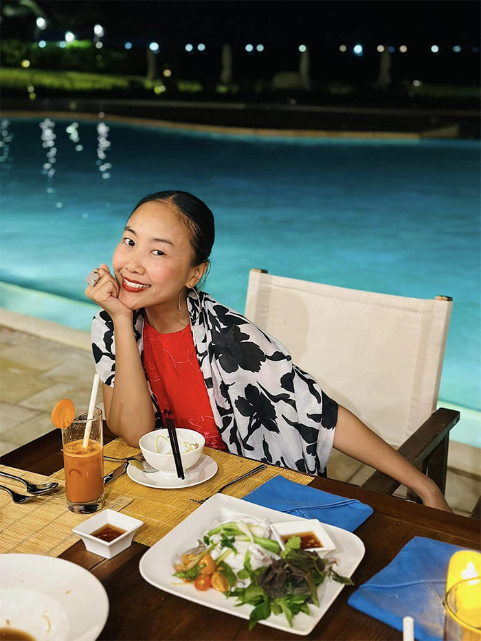 Sang sinh sống tại đảo quốc sư tử, Đoan Trang phải tự tay làm việc nhà, đi chợ, nấu cơm vì cô không thuê giúp việc.