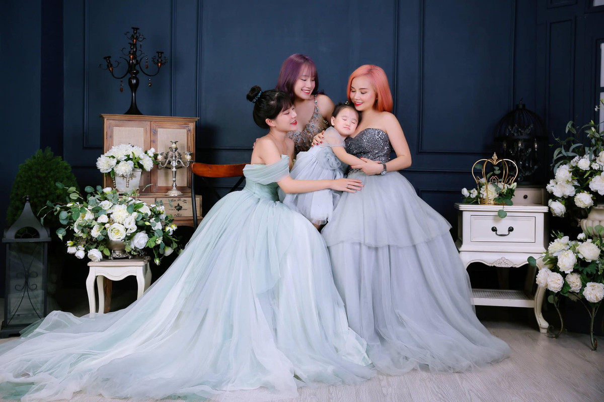 Nữ diễn viên Đào Hoàng Yến cùng các con diện váy bồng bềnh xinh như những nàng công chúa.