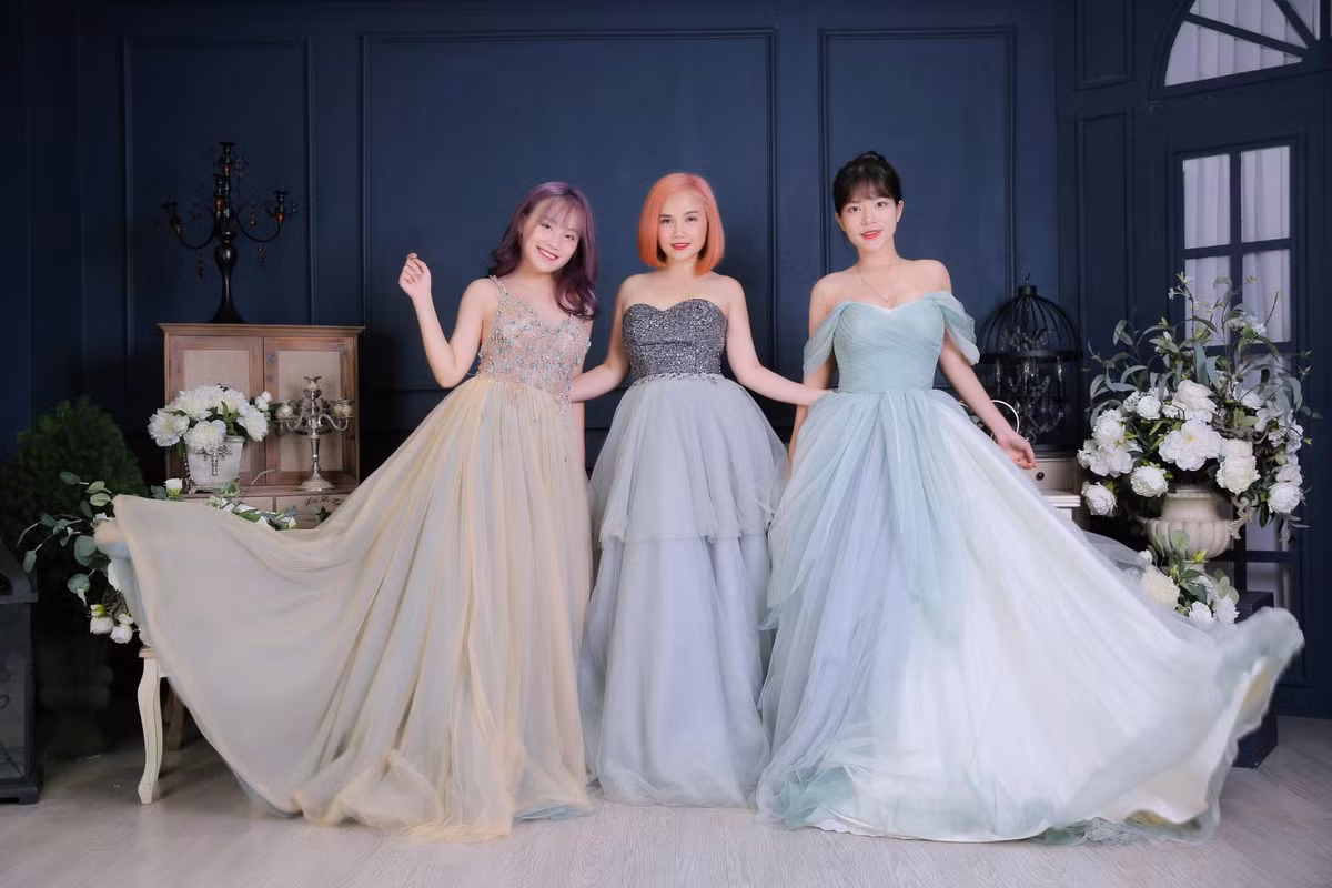 Hoàng Yến được khen trông như "chị em" khi chụp ảnh chung cùng hai con gái lớn.