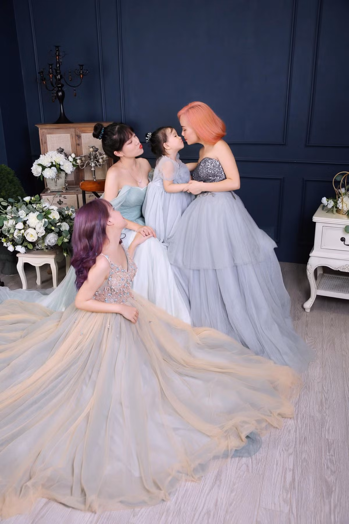 Bà mẹ 3 con bộc bạch: "Cảm ơn thật nhiều vũ trụ yêu dấu đã cho con 3 phần thưởng quá lớn sau những trải nghiệm dành cho mình. Con học được sống không hối tiếc!".