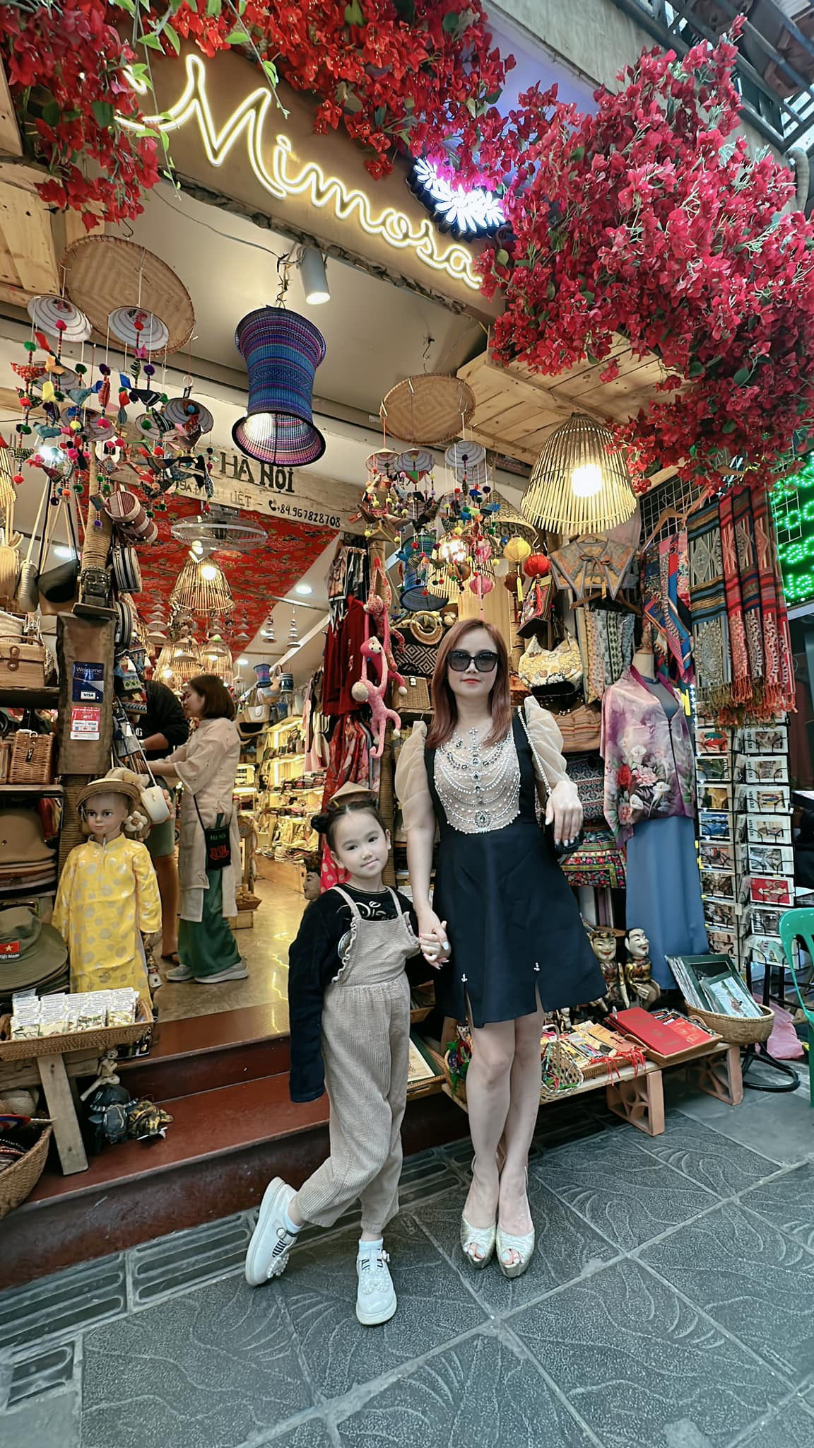 Nữ diễn viên phim "Cuộc đời vẫn đẹp sao" chia sẻ đầy tự vào về con gái út: "Bé Mầm rất vui và hạnh phúc khi được tham gia dự án phim dài tập cùng mẹ và các nghệ sĩ gạo cội. Trộm vía có gen nên được bác đạo diễn Danh Dũng (người làm nên tên tuổi Cô Xuyến) khen thông minh thuộc thoại hiểu ý nhanh hơn cả mẹ".