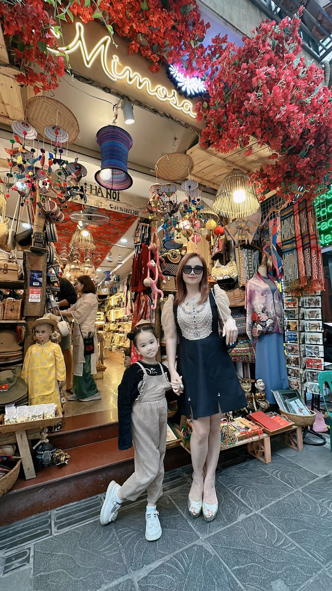 Nữ diễn viên phim "Cuộc đời vẫn đẹp sao" chia sẻ đầy tự vào về con gái út: "Bé Mầm rất vui và hạnh phúc khi được tham gia dự án phim dài tập cùng mẹ và các nghệ sĩ gạo cội. Trộm vía có gen nên được bác đạo diễn Danh Dũng (người làm nên tên tuổi Cô Xuyến) khen thông minh thuộc thoại hiểu ý nhanh hơn cả mẹ".