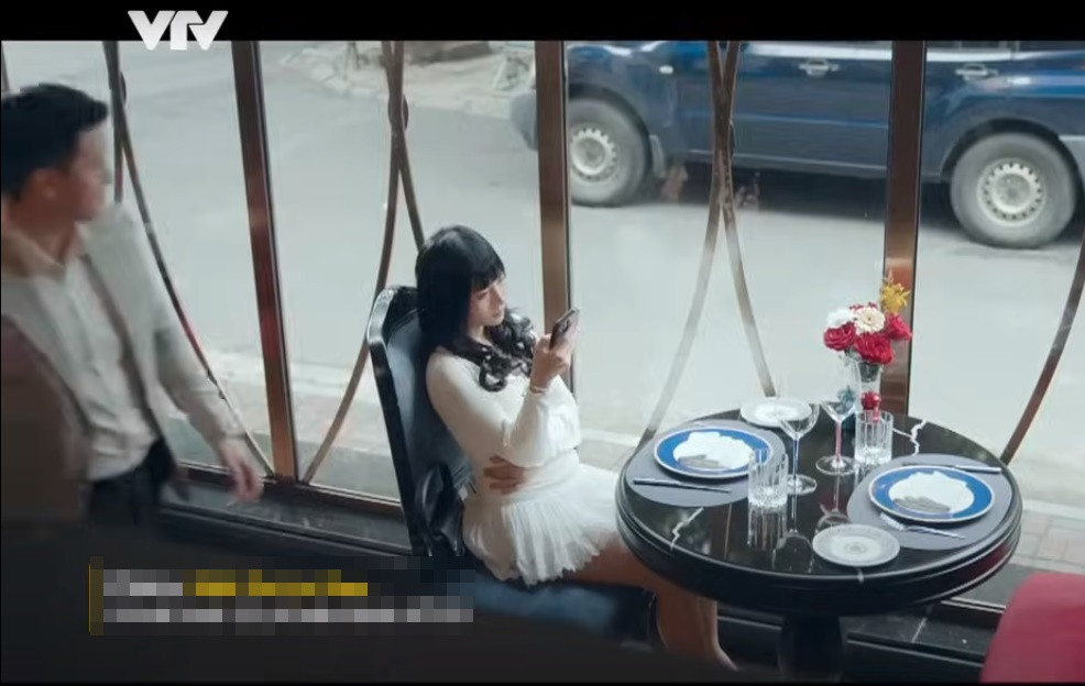 Sau lần đóng giả Cảnh trong buổi hẹn với "Hoa Lê Trắng", cảnh sát Tuấn phát hiện cô gái này là đối tượng đáng nghi, tiếp cận với công an để nghe lén lấy thông tin.