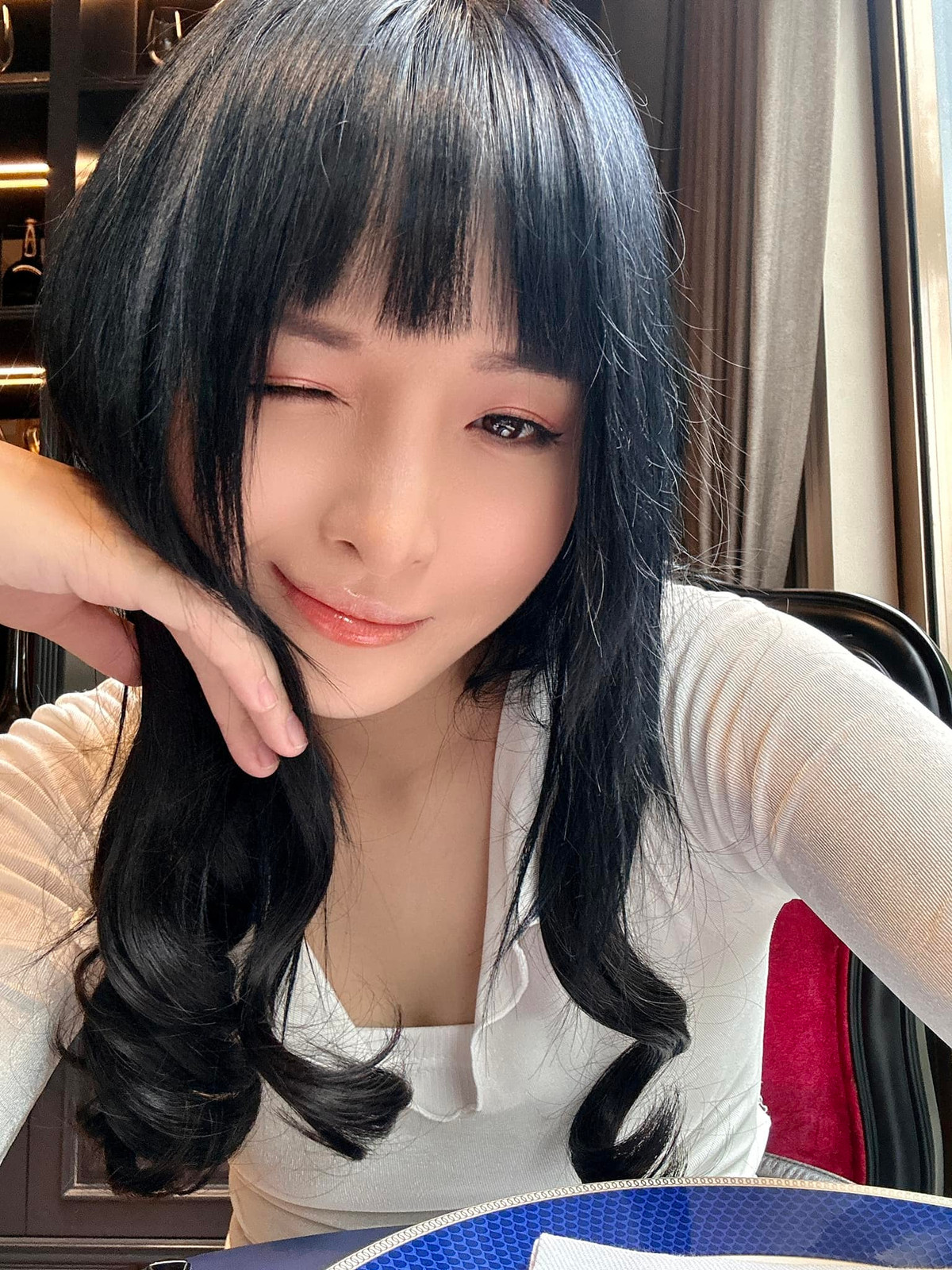 Vai diễn quá ấn tượng cùng nhan sắc xinh đẹp khiến "Hoa Lê Trắng" được "truy tìm" ngoài đời thực. Cô bạn tên Lena thực chất không phải gương mặt quá xa lạ với cộng đồng giới trẻ.