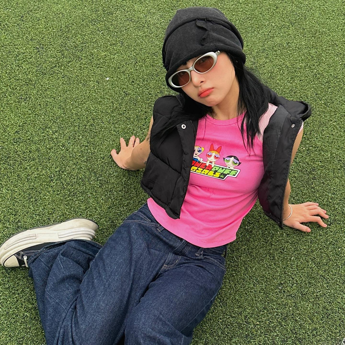 Thay đổi phong cách lẫn diện mạo cá tính khác xa với vẻ ngoài nhí nhảnh, ngây thơ ngày nào khiến fan suýt không nhận ra cô nàng khi xuất hiện trong "Biệt dược đen".