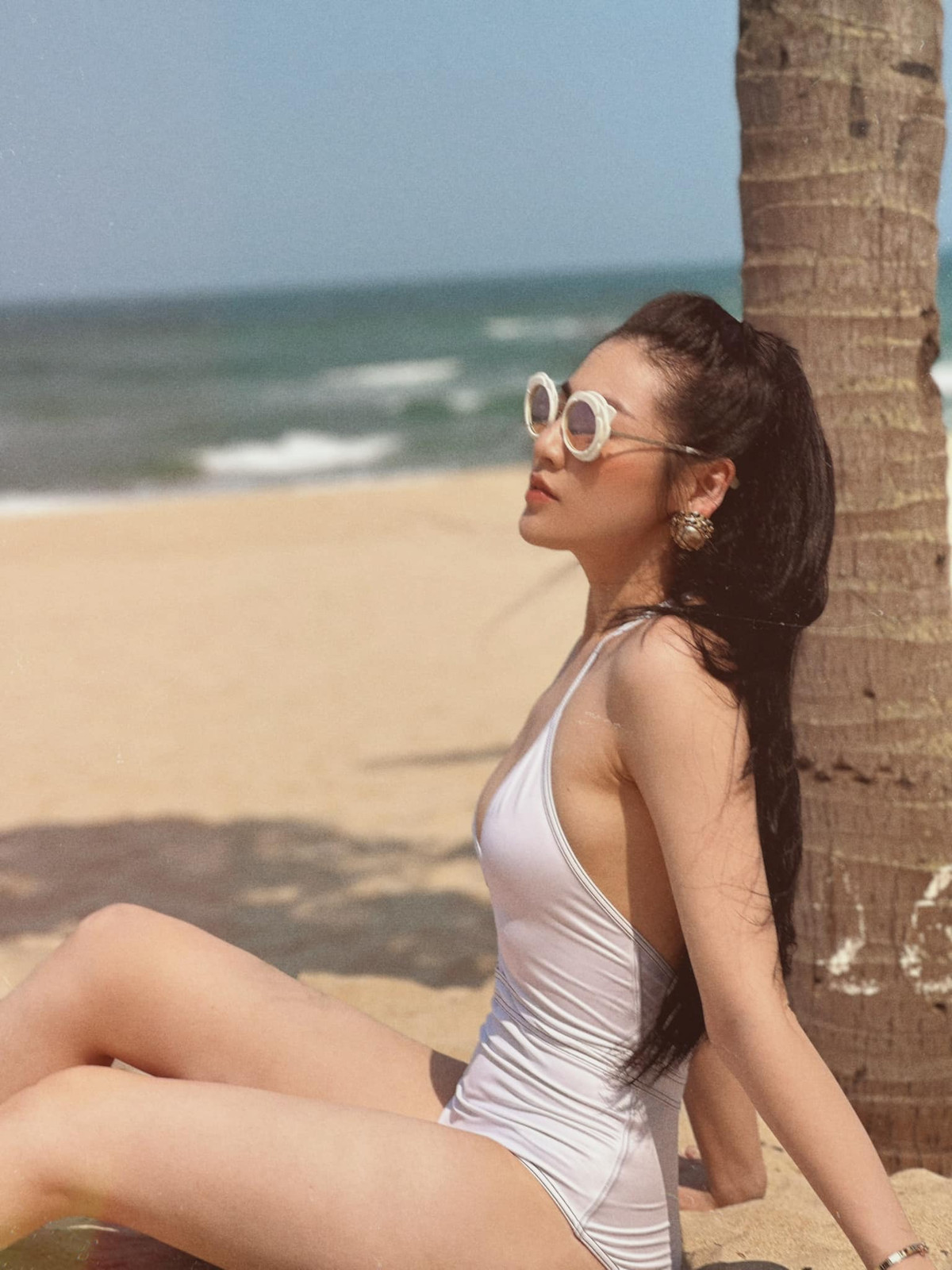 Hiếm hoi khoe ảnh gợi cảm với bikini, Á hậu cuộc thi Hoa hậu Việt Nam 2012 "đốt mắt" người xem với body đẹp hoàn mỹ, khoe trọn xương quai xanh quyến rũ.