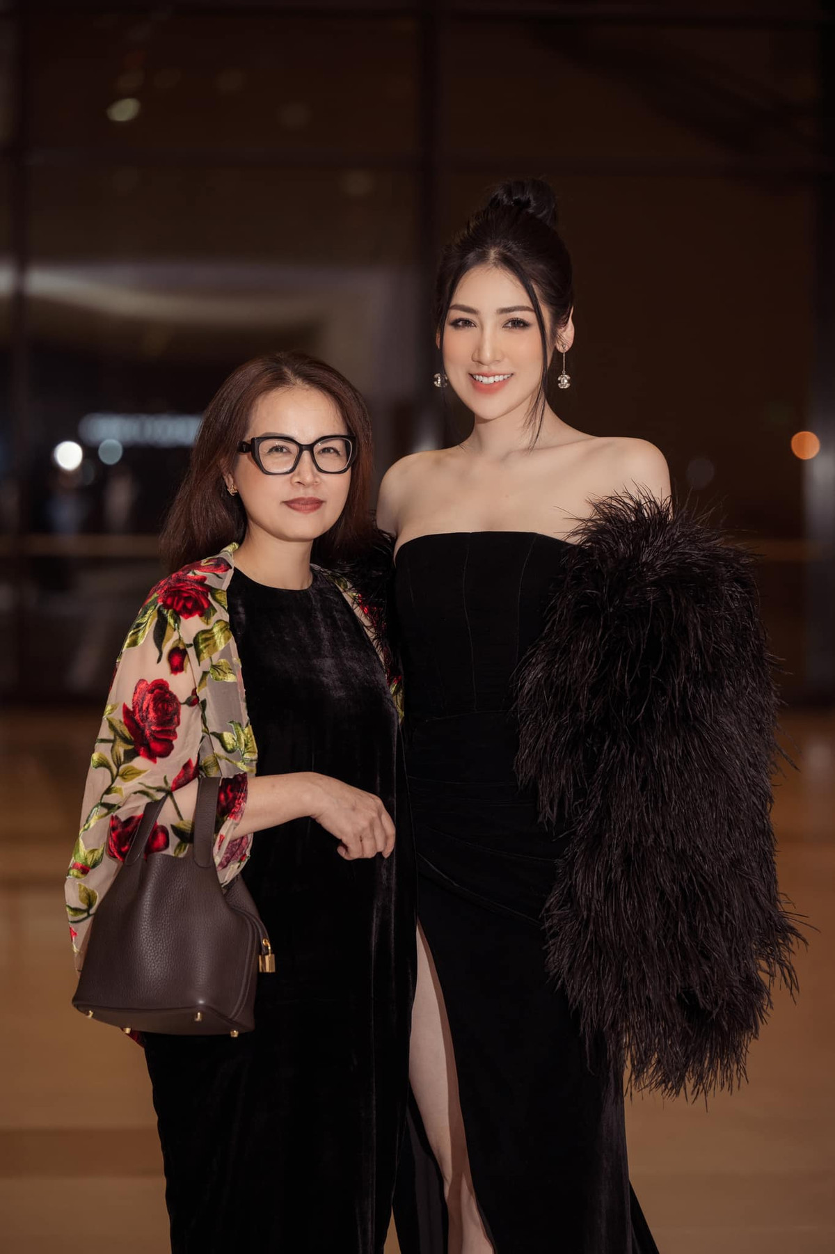 Á hậu sinh năm 1993 thừa hưởng nhiều nét đẹp từ mẹ.