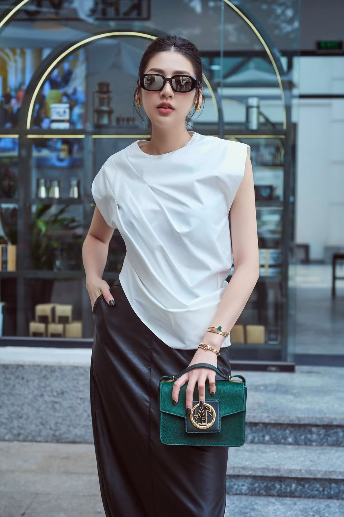 Dù khá kín tiếng chuyện đời tư nhưng có thể thấy Á hậu Tú Anh đang có cuộc sống hạnh phúc bên gia đình nhỏ. Mỗi khi rảnh, hai vợ chồng cô đưa con trai đi chơi hay đi du lịch để cả gia đình có không gian riêng.